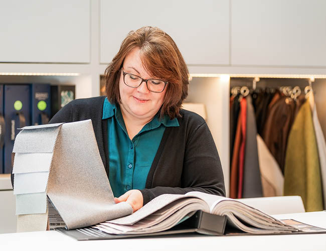 Planerin mit Materialmustern in der Innenarchitektur